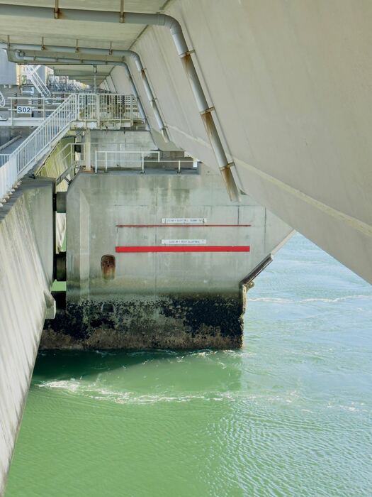 Betonnen pijlers van een stormvloedkering boven stromend water