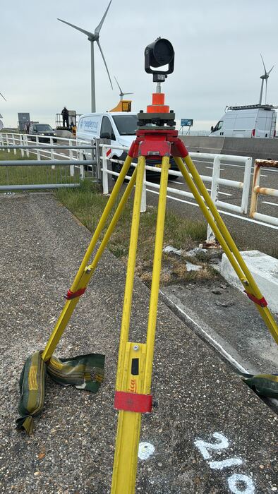 Meetopstelling op statief bij windturbines