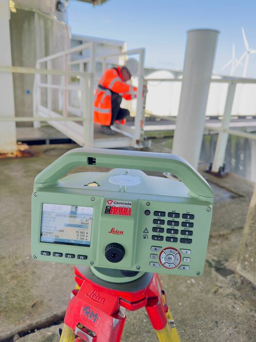 Meetopstelling op een bordes van een waterbouwkundig kunstwerk